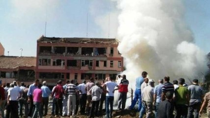 В Турции очередной взрыв: погибли три полицейских, много раненых 