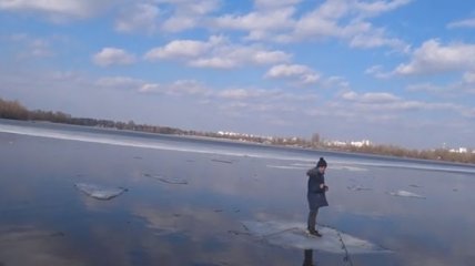 Ребенка отнесло на льдине на середину реки: его удалось спасти с помощью спиннинга (видео)