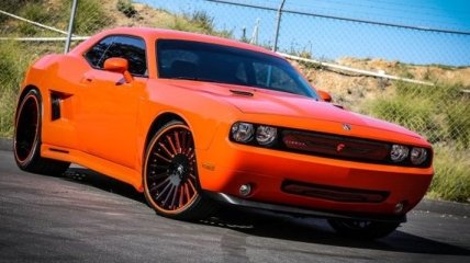 Невероятно желанный оранжевый Dodge Challenger