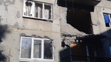 Боевики на Донбассе обстреляли жилой дом: пострадали мирные жители (фото)