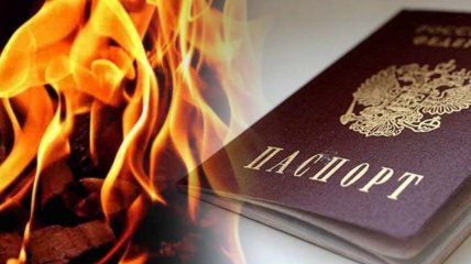Росіяни палять свої паспорти у відповідь на війну в Україні