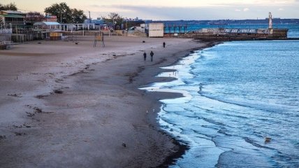 В Одессе ушло море, обнажив пляжи (Фото)
