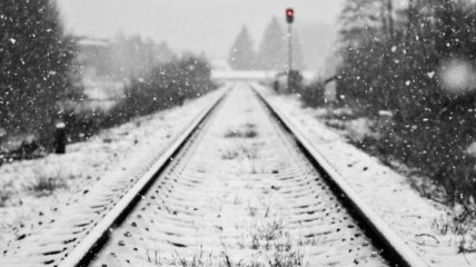 Более 4 тысяч человек очищают железные дороги от снега