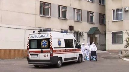 Женщина родила дочь прямо на земле у закрытых дверей больницы в Черкассах (видео)