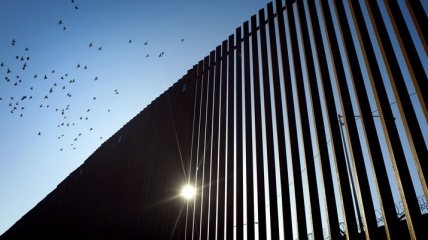 Трамп хочет лично "заложить камень" в строительство мексиканской стены 
