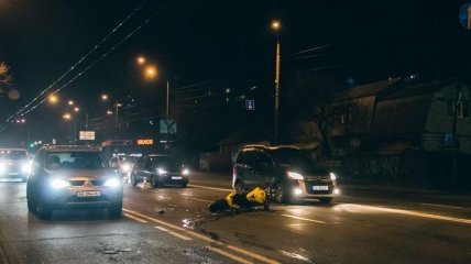 В Киеве водитель авто пытался пересечь двойную сплошную и сбил мотоциклиста 