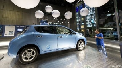 Компания "Ниссан" снизила в США цену на свой электромобиль