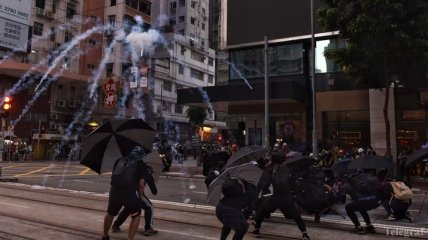 В Гонконге протестующие напали на офис главного информагентства Китая