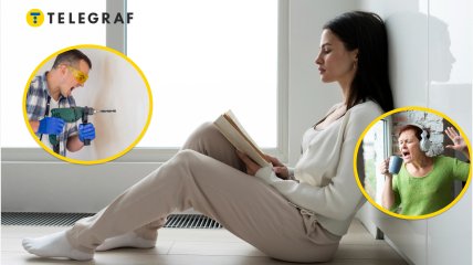 Женщина читает книгу