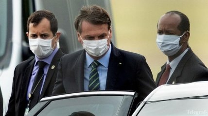 Президента Бразилии заставили "исправить свое неподобающее поведение" и надеть маску