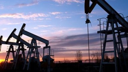 Нефть завершает неделю рекордным падением