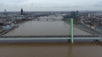 Уровень воды в Рейне прибывает, что привело к прекращению судоходства (Видео)