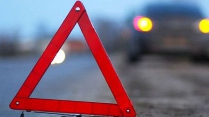 "Намекнул", что требует ремонта: В Киеве от моста откололся кусок и упал на авто