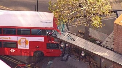 В Лондоне автобус влетел в остановку: есть пострадавшие