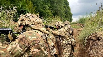 Українські військові опираються ворогові