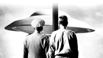 Кадр из фильма "Земля против летающих тарелок" (1956) наглядно демонстрирует военную угрозу НЛО
