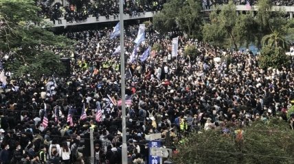 На улицы Гонконга вышло около тысячи протестующих