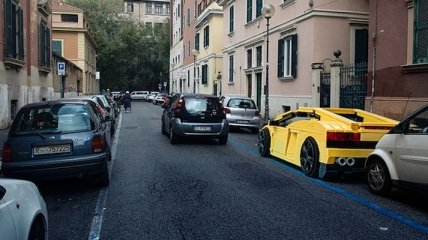 Огромные автомобили из кирпичиков LEGO на старинных улицах Рима (Фото)