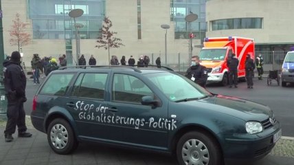 Машина протаранила ворота офиса Меркель в Берлине: первые детали и видео ЧП