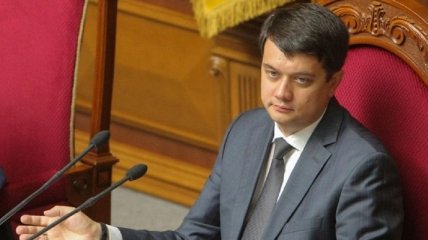 Відмовитися від депутатського мандата було б правильно "і по-чоловічому": Разумков висловився про Юрченко