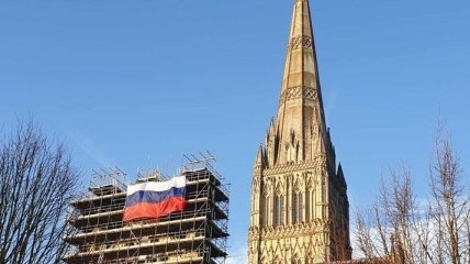 У Солсберийского собора был вывешен российский флаг