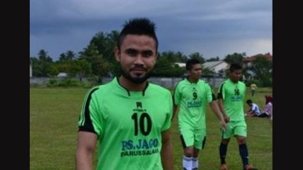 Индонезийский футболист умер от удара голкипера