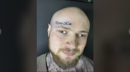 "Кернес жив": харьковчанин набил над бровью татуировку в честь умершего мэра (видео)
