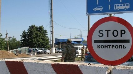 Пограничники задержали "КамАЗ" с боеприпасами и военного РФ