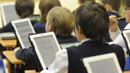Украинские школы хотят перевести с учебников на планшеты
