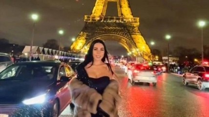 Кадр на фоне известной башни в Париже