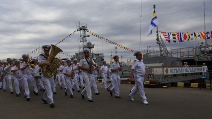 Главы государства поздравили военных моряков Украины
