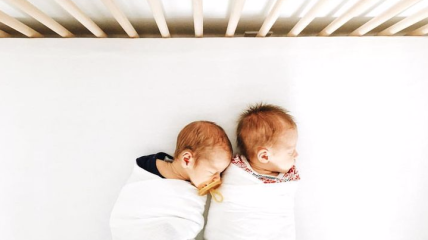 Как уложить спать двойняшек одновременно