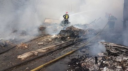 В Киеве загорелся склад площадью 300 квадратных метров