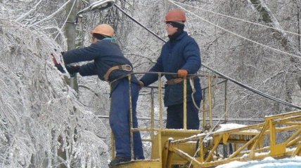 Более 150 населенных пунктов Украины остаются без электроснабжения из-за непогоды 