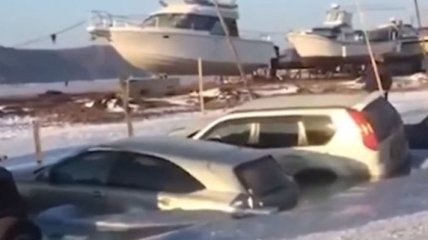 "Машины-утопленники": в России десятки авто ушли под лед (Видео)