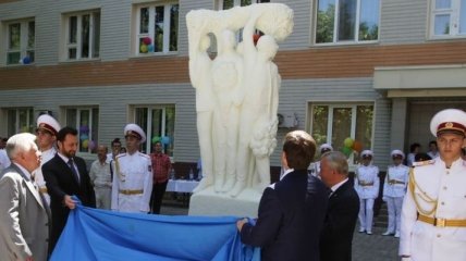 В Донецке открыли памятник отцам под роддомом