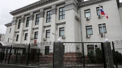 Под посольством РФ "судят" Путина