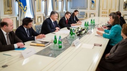 Порошенко обсудил с Нуланд выполнение Минских соглашений
