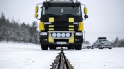 Шведы запустили первую в мире дорогу, заряжающую электрокары на ходу (Видео)