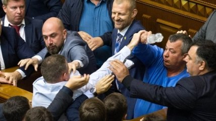 Левченко бросил дымовую шашку: Сжег бы эту Верховную Раду
