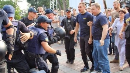 Столкновения в Одессе: возле мэрии пострадали 36 правоохранителей 