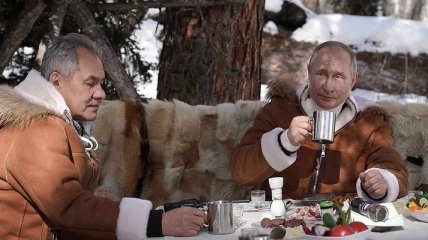 Водку со стола убрали, а рюмку забыли: фото и видео отдыха Путина с Шойгу в тайге повеселили сеть