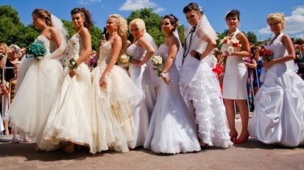 Тернопольские невесты дефилируют по городу