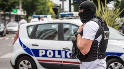 Спецоперация в пригороде Парижа: полиция задержала 20 человек