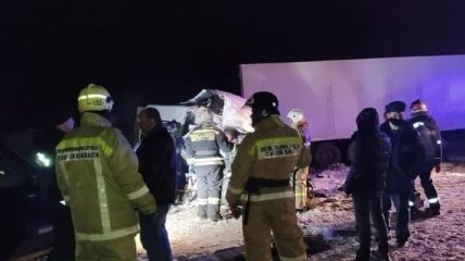 В лобовом столкновении грузовика и микроавтобуса погибли 10 человек: фото и видео трагедии в России