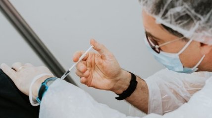Первый человек в Украине получил уже две дозы вакцины от коронавируса