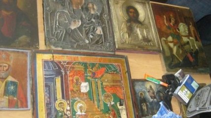 Украинец пытался вывезти в Россию старинные иконы, ордена и медали