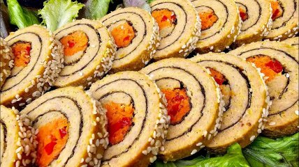 Новогодний рулет из индейки с яркой начинкой и ароматом специй (видео)