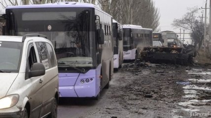 Во время прекращения огня людей эвакуируют с Донбасса
