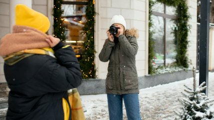 Дві дівчини на зимовій вулиці